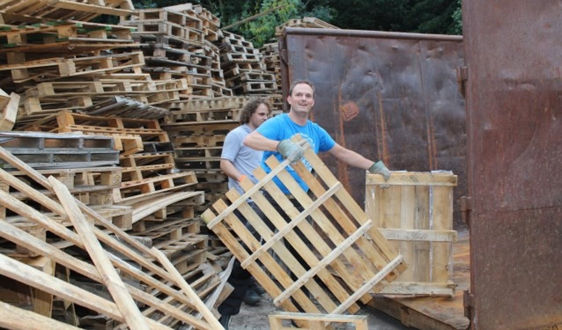 In grote containers worden de houten pallets naar de IJVO vervoerd, om na de IJVO-week voor de recycling - net als PMD-afval - gescheiden te worden afgevoerd. (Foto: Lysette Verwegen)