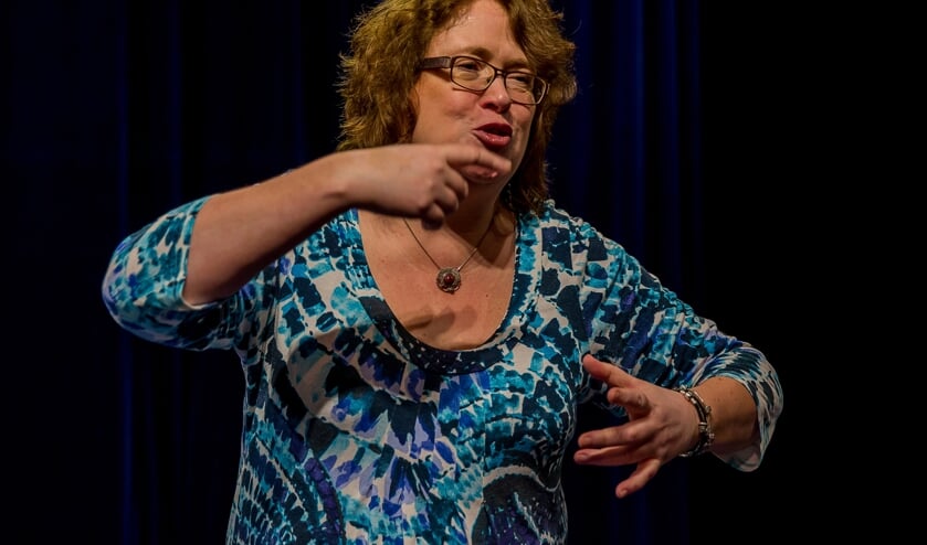 • Janneke Tanja leest voor in de tuin van de familie Kroep in Bleskensgraaf.