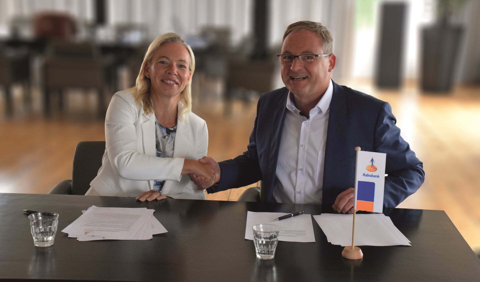• Judith Cok en Caspert van der Wel tekenen intentieverklaring samenvoeging Rabobank Krimpenerwaard en Rabobank Gouwestreek