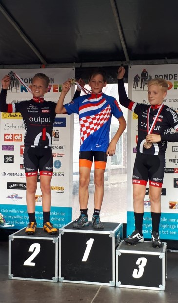 • Aron van Vugt nam een medaille en een Brabantse trui in ontvangst.