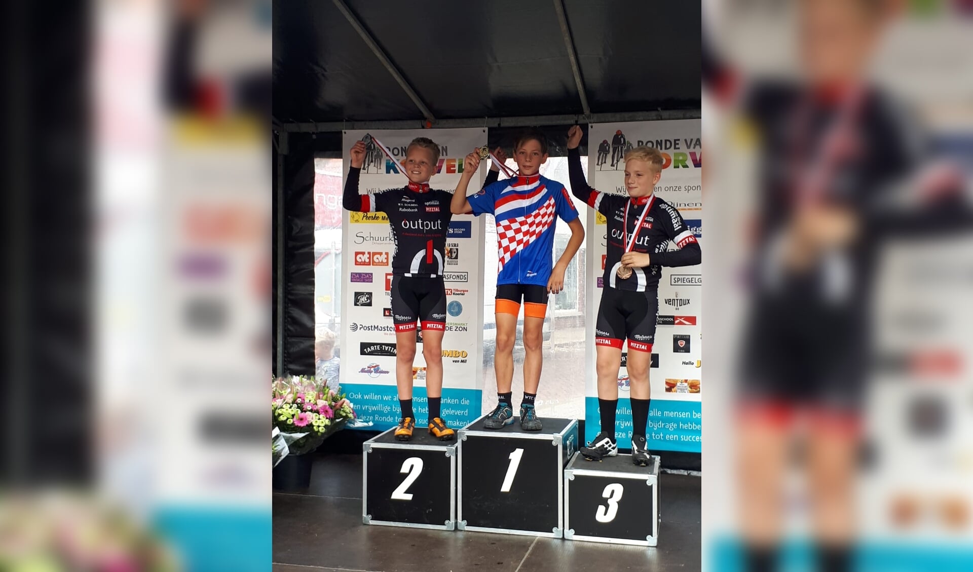 • Aron van Vugt nam een medaille en een Brabantse trui in ontvangst. 
