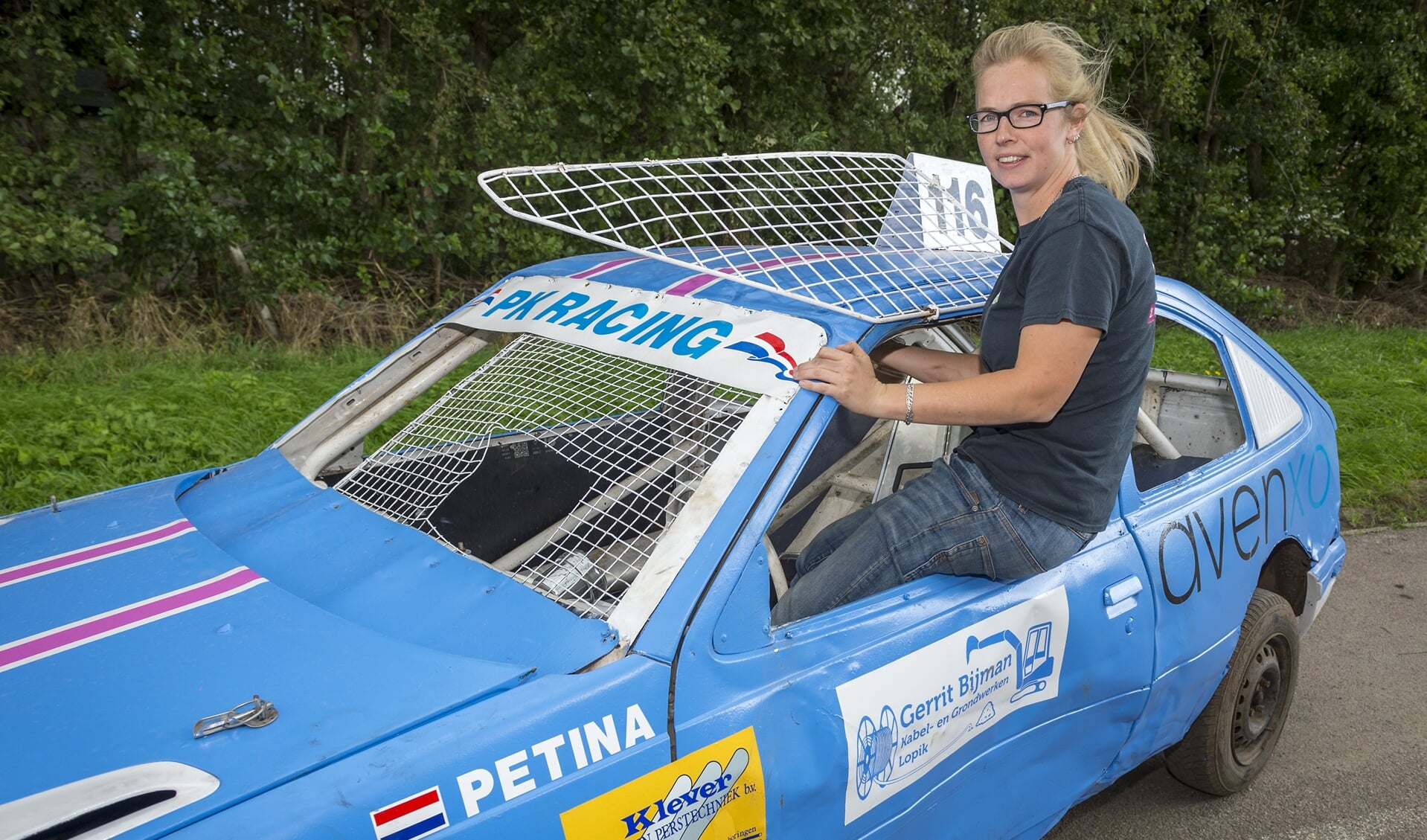 • Petina met haar Opel-crossauto.