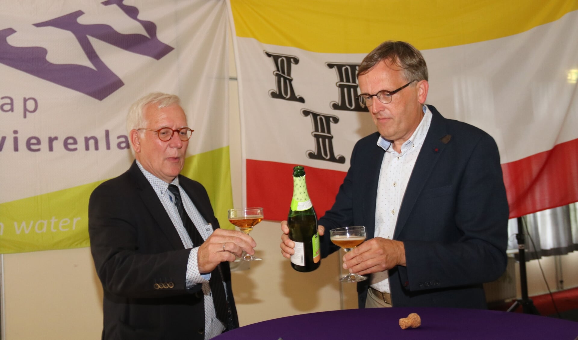 • Wethouder Harry van Tilburg en heemraad Goos den Hartog toosten op de nieuwe intentie-overeenkomst. 