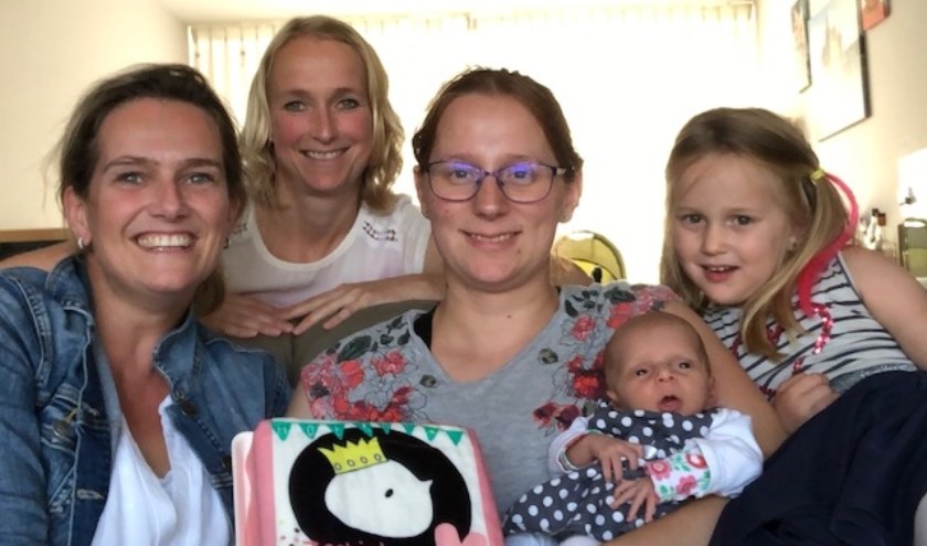 • V.l.n.r. Mariëtte Rodenburg (verloskundige), Esther Kolthof (praktijkassistente), Joyce Hofmans met dochters Jackie en Rebecca. Niet op de foto: Sanne Jansen, verloskundige en groepsbegeleider CP.