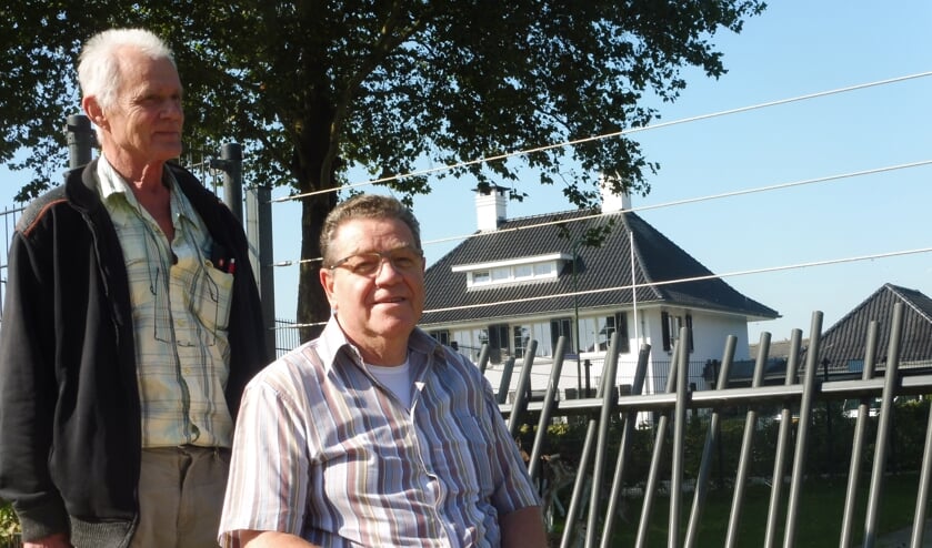 Jan Taal en Piet Versluis bij het hertenpark. De hertjes zelf houden zich liever even schuil.
