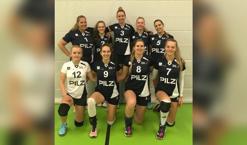 • Teamfoto, boven v.l.n.r.: Mariska van de Wiel, Sarah Peek, Yvon Verburg, Zoë Lubben en Lisanne van Verseveld, onder v.l.n.r.: Veere van Wuijckhuijse, Nienke Hendriks, Stefanie van Vliet en Noa Middelkoop.