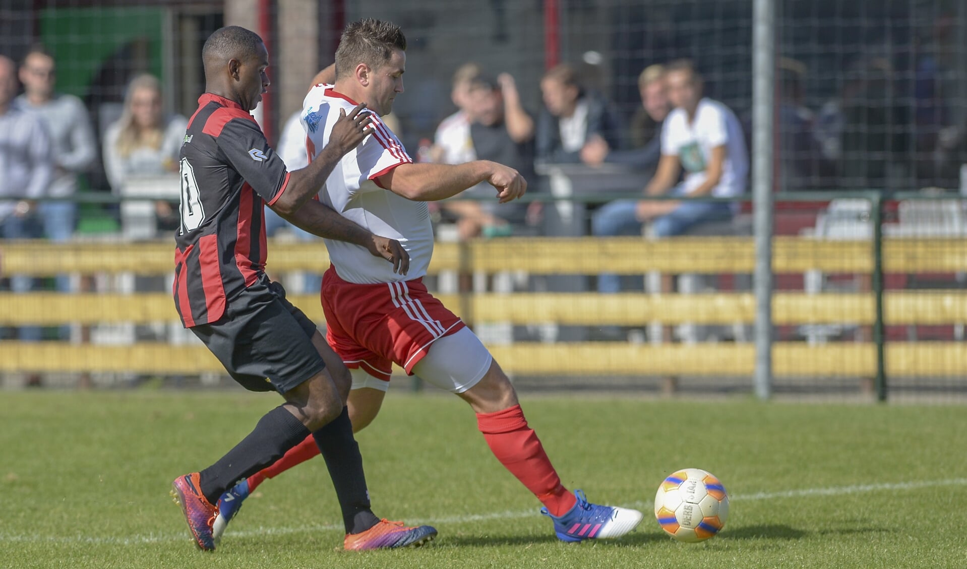 • Het zonnige weer leidde zaterdag genoeg volk naar het sportpark.