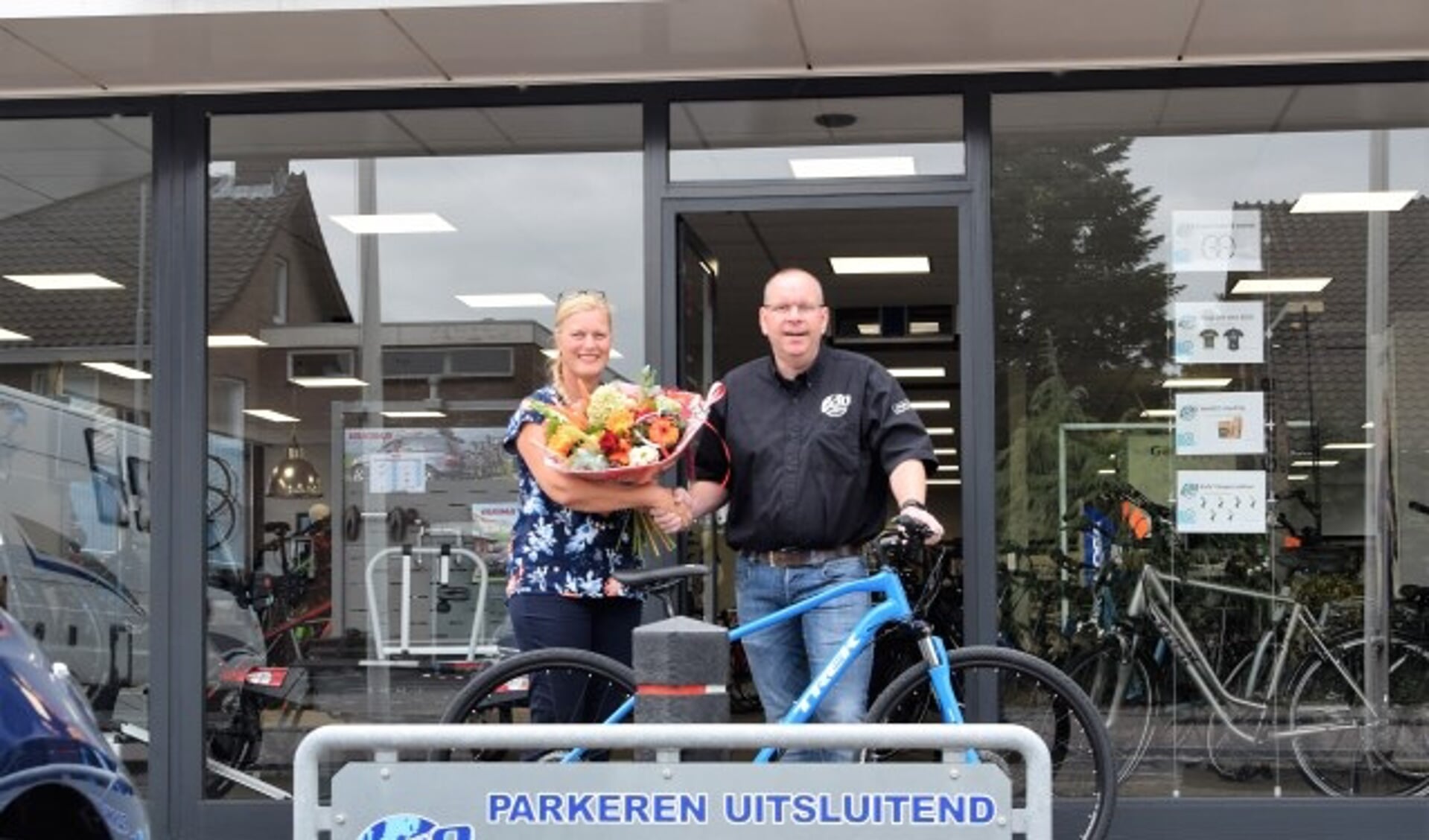 Annemieke Koenen , winnares van de FlipPas maandprijs, ontvangt een nieuwe fiets van Gilbert de Wit. (Foto: Janet Kooren)