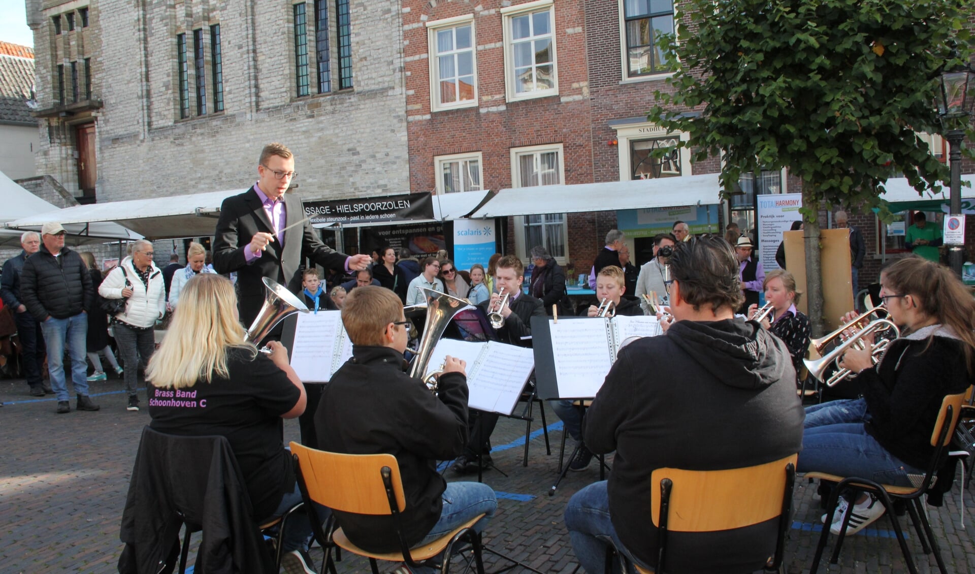 BrassBand Schoonhoven C speelt voor de bezoekers van Bartholomeusdag in 2018.