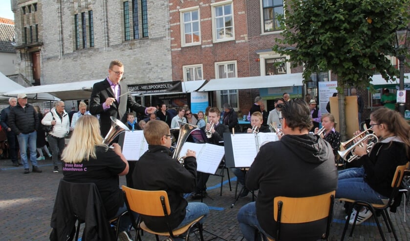 <p>BrassBand Schoonhoven C speelt voor de bezoekers van Bartholomeusdag in 2018.</p>