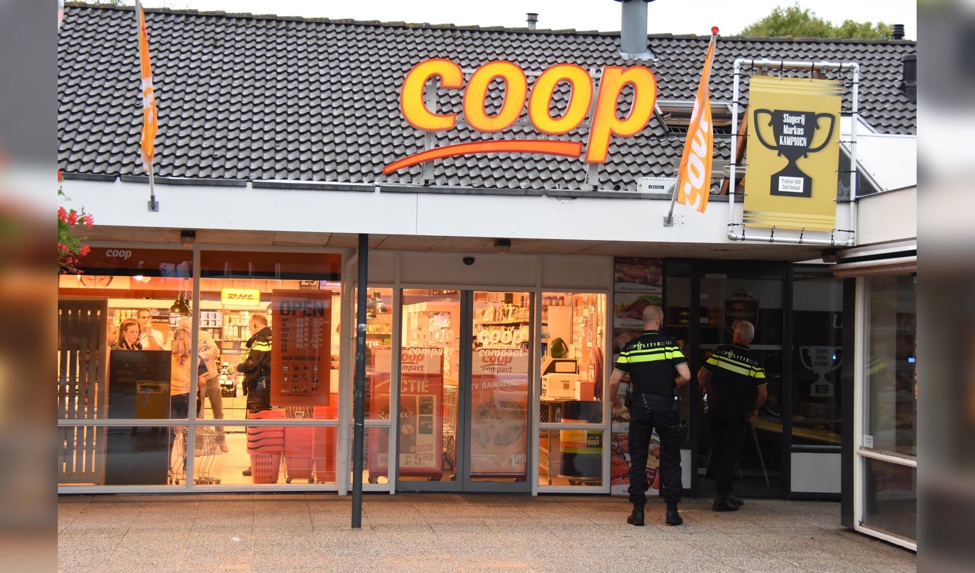 • Supermarkt Coop aan de Kranepoort in Gouderak is zaterdag vroeg in de avond overvallen.