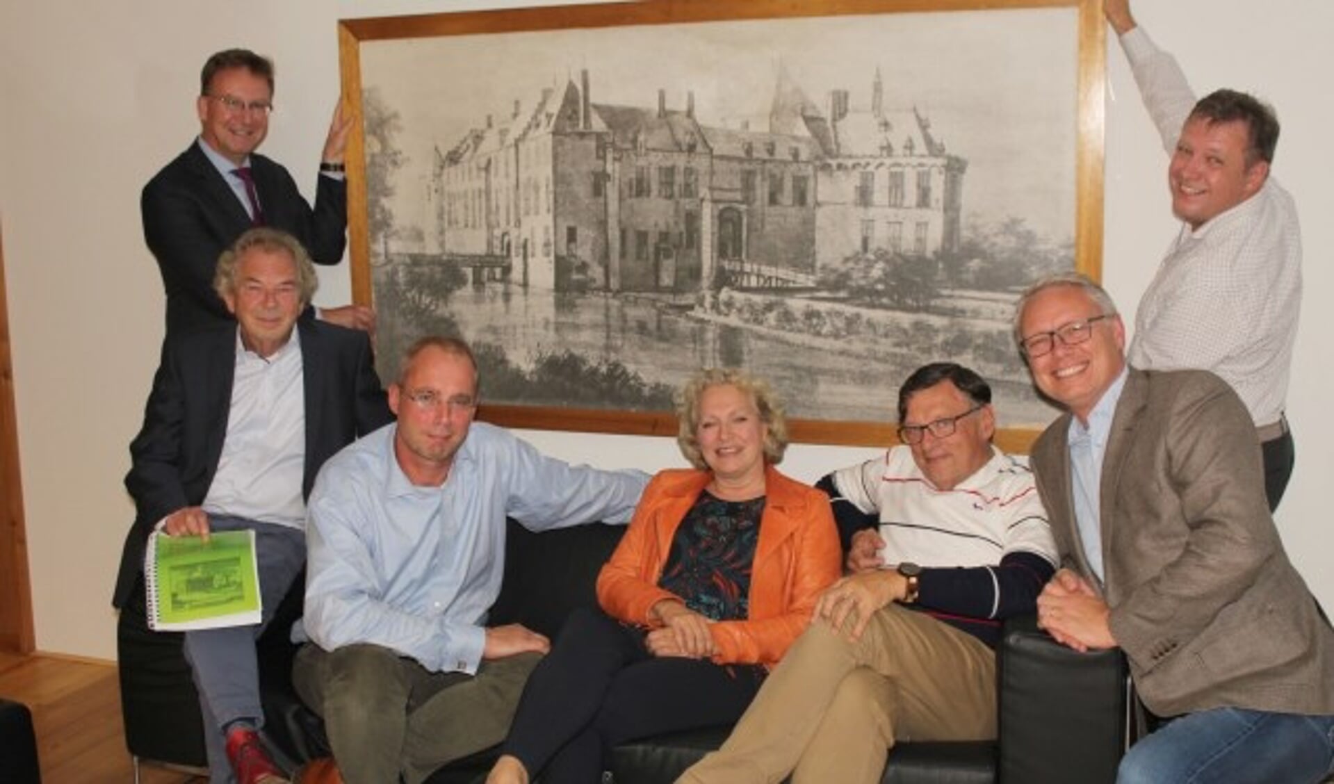 Burgemeester en wethouders (midden en rechts) met de oud- wethouders die 'heersten' over het kasteelpark. (Foto: Lysette Verwegen)