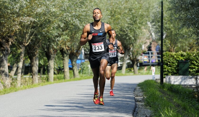 • Nixon Fernades op weg naar de overwinning in Noordeloos.