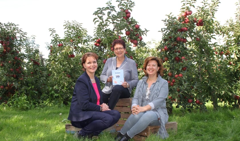 • Thea Douma-Post, Jeanine Tucker en Antonette van Druten.
