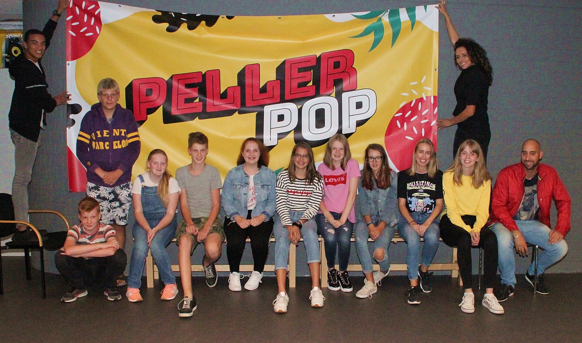 • Een aantal jongeren van PellerPop met de jeugd- en jongerenwerkers.