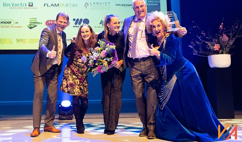 • Wethouder Jan Vente reikte de award uit aan Frouke Stinis, Lisette Stinis en Bert de Bever van Stinis Holland BV.