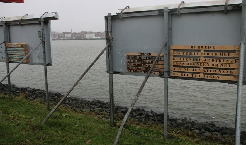 • De drie palletgedichten zijn inmiddels weggehaald.