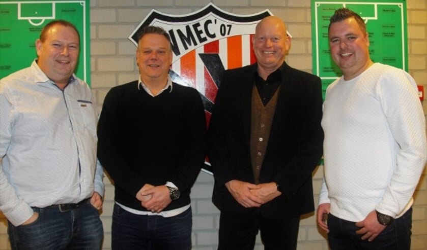 Van links naar rechts Gert van Maurik, Gert van Esterik, voorzitter Jos van Rouwendaal en Roy van Rooijen.