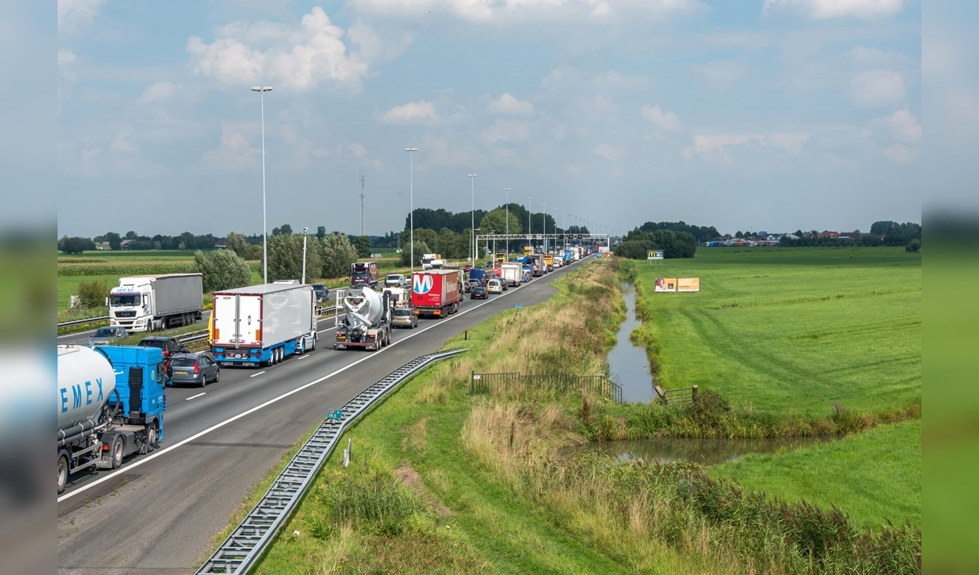 • De wegverbreding van de A27 moet zorgen voor minder files en dus minder sluipverkeer.