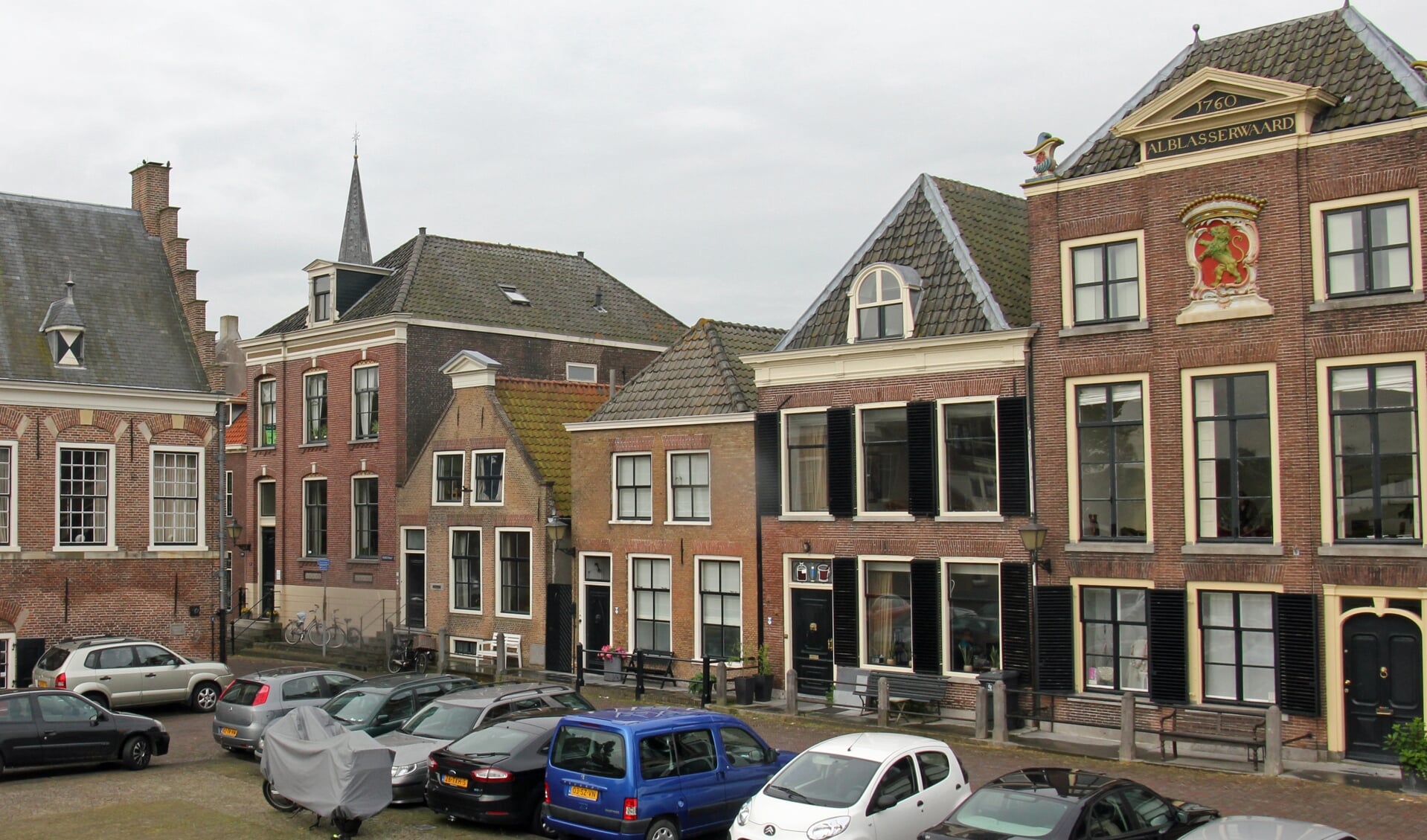 • Een deel van de Voorstraat; uiterst rechts staat het Waterschapshuis, waar de commissaris van de koning gaat wonen.