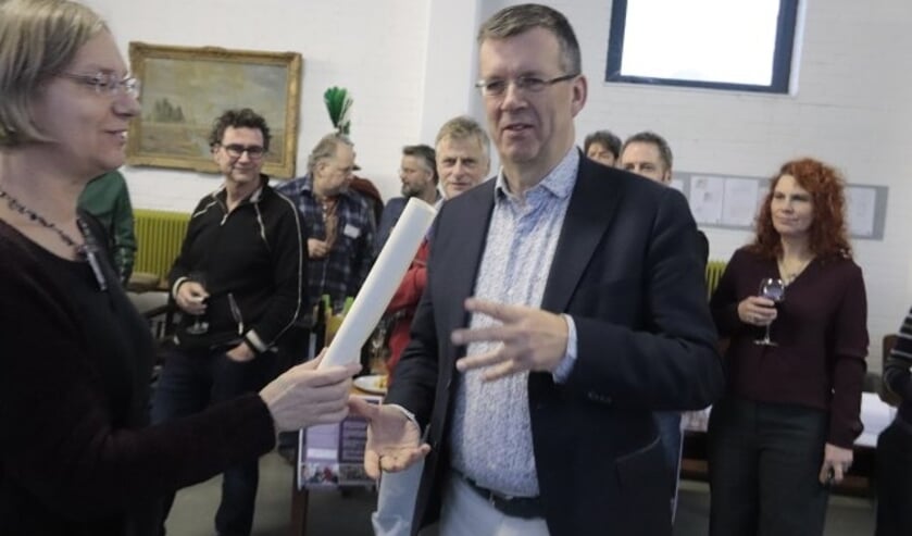 Wethouder Joost Reus ontvang de oorkonde met het aantal reperaties door Repair verricht in 2018  