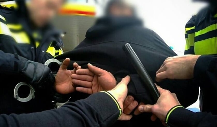 <p>Aanhouding door agenten op straat. Foto ter illustratie.</p>