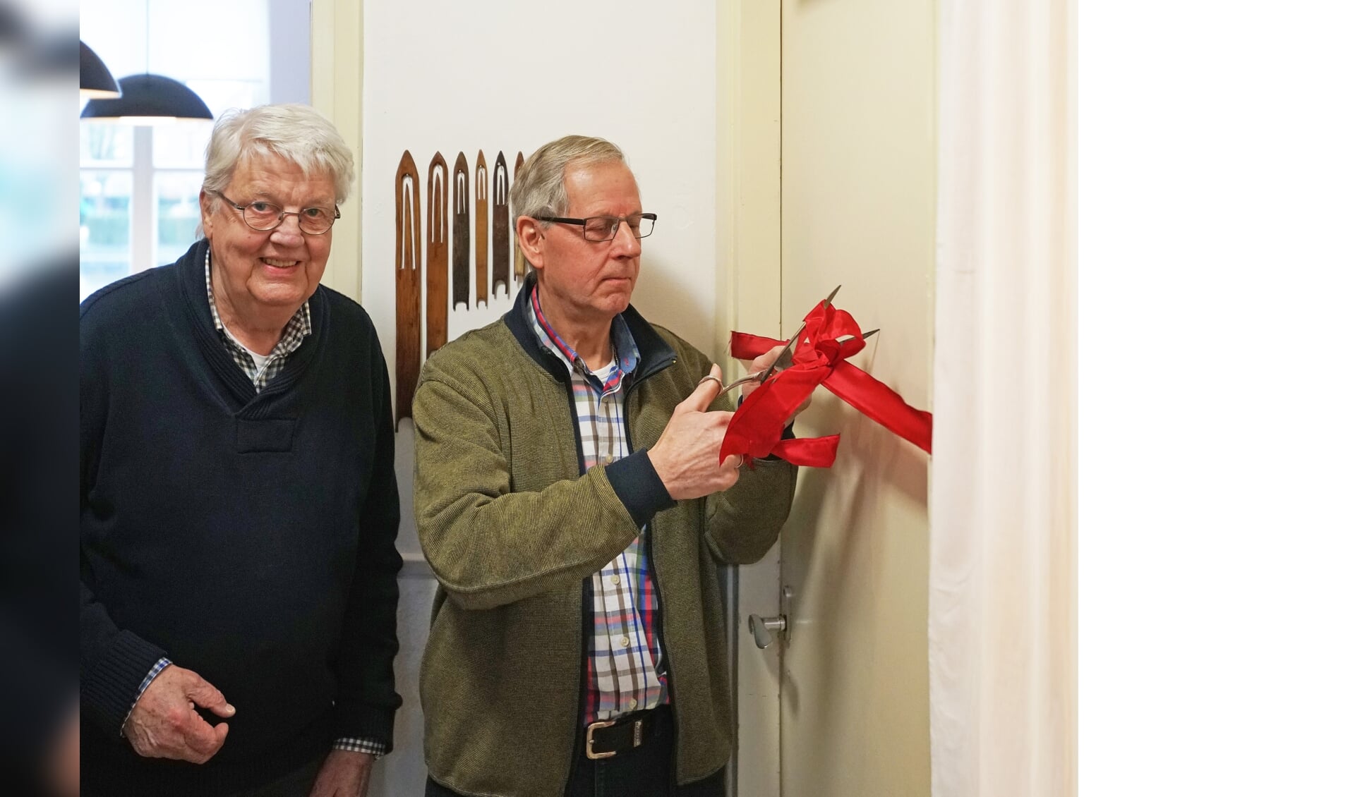 • Jan van de Bor knipt het lint door onder toeziend oog van Leon Schuijt.