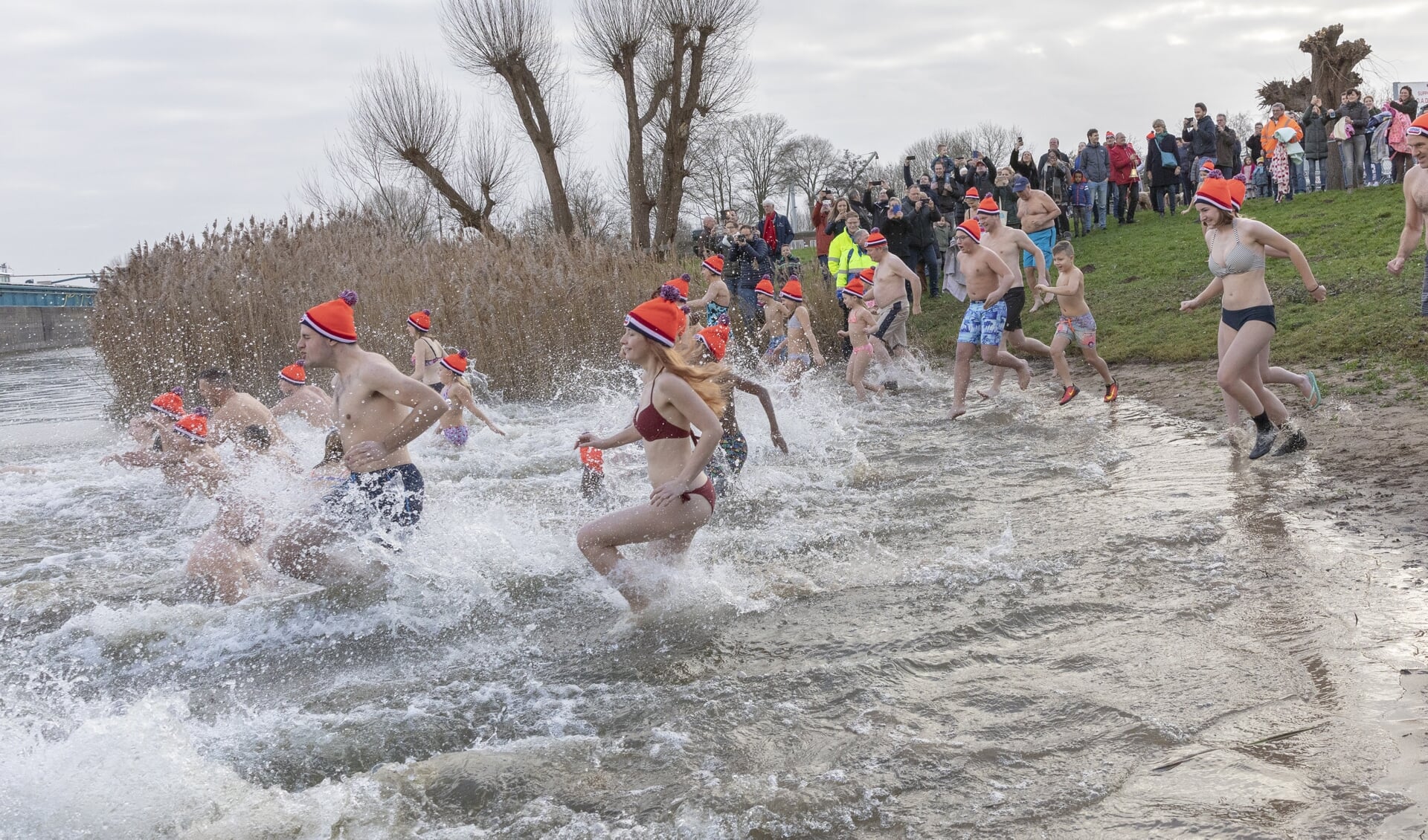 • Rond half drie gingen de sportievelingen in Wijk en Aalburg te water. 