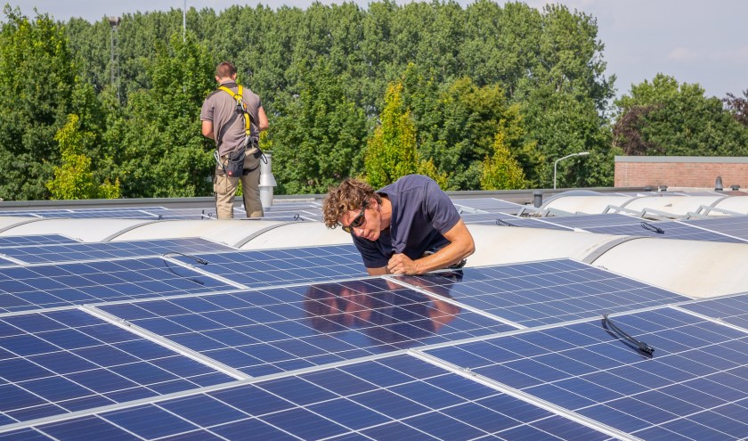 • Op het dak van de gemeentewerf in Gameren liggen 275 zonnepanelen; een initiatief van Coöperatie Bommelerwaar.