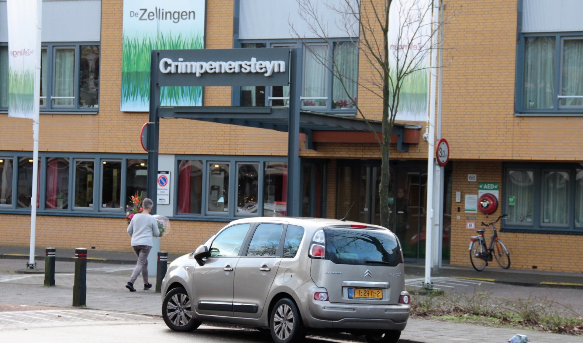 • Entree van zorgcentrum Crimpenersteyn in Krimpen aan den IJssel.