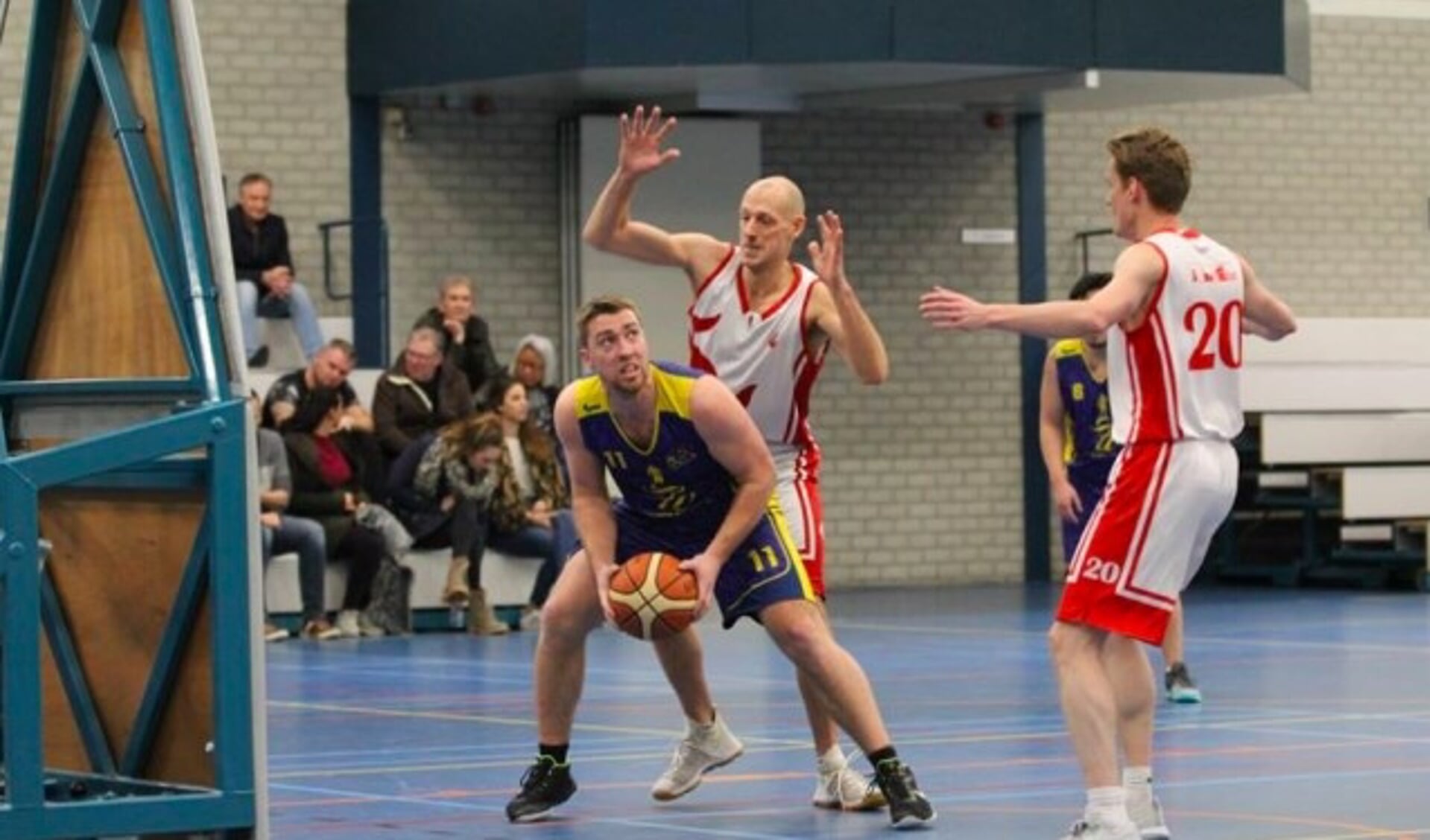 Kelvin van der Waarden maakt zich vrij onder de basket