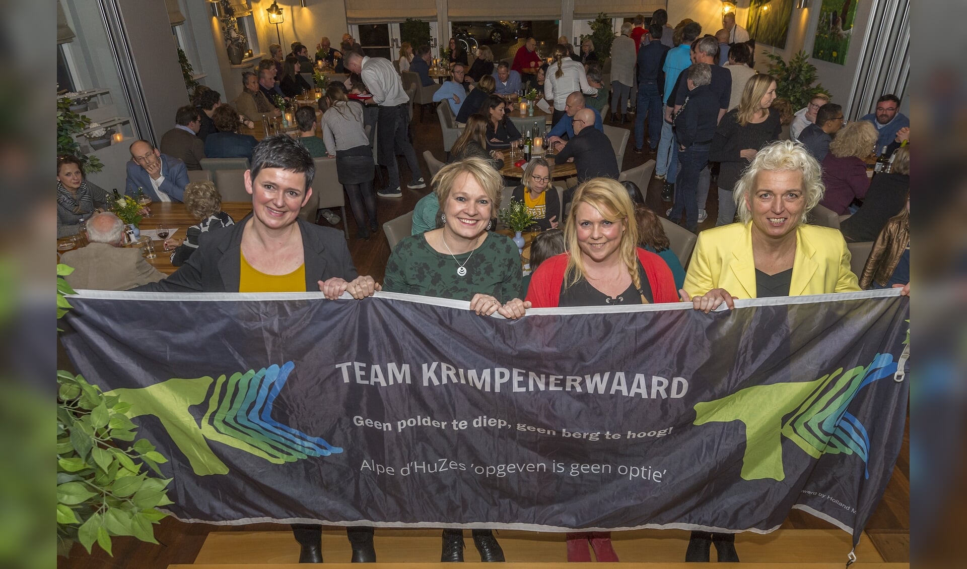 • De teamleden Bianca Hart, Sibylla Bussink, Anneke van Asperen en Adriëtte Pols voor een afgeladen 'Nieuwe Polderkeuken' in Stolwijk.