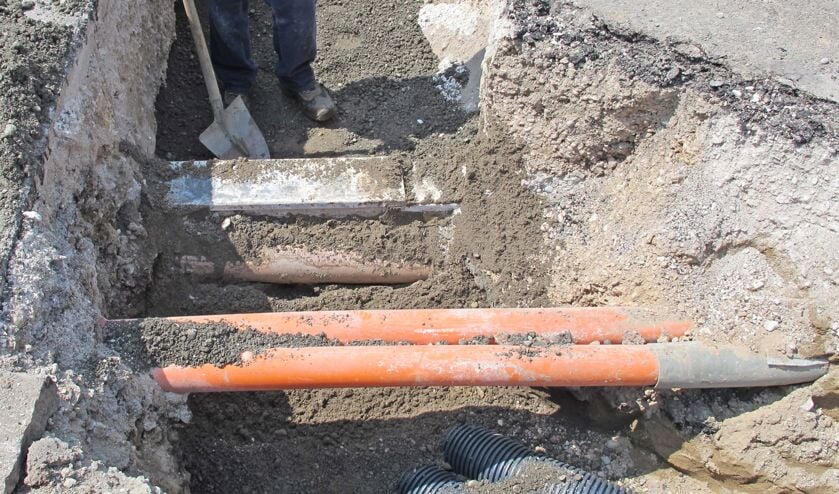 • Stockfoto van graafwerkzaamheden voor glasvezel.