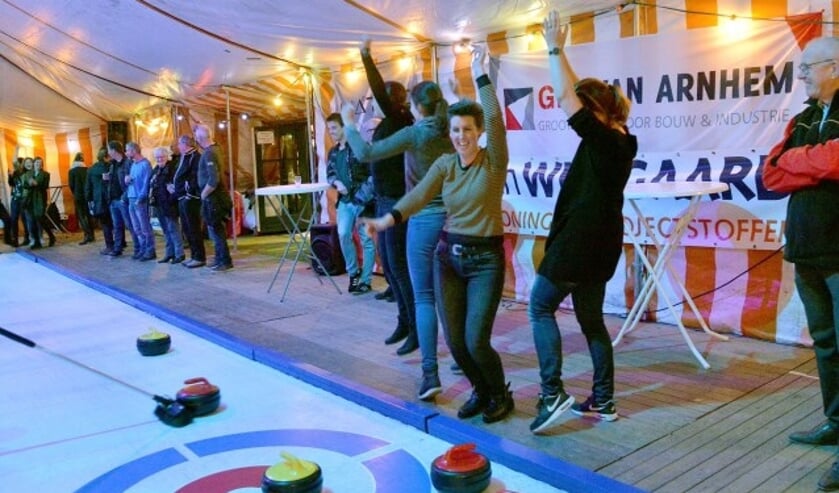 Een juichmoment voor het team van Curl Power tijdens de finale van de Curlingwedstrijden van de jubilerende Montfoortse IJsclub. Zij eindigden op een 7e plaats.(Foto: Paul van den Dungen)