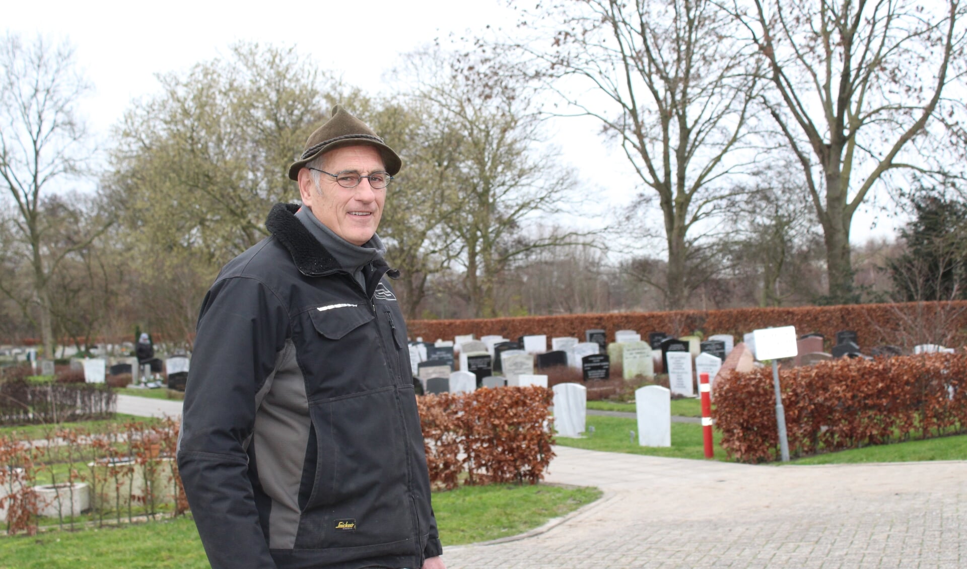 • Arie Boom op de algemene begraafplaats in Lekkerkerk. 