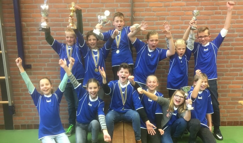 • Het winnende pupillenteam van De Bron.