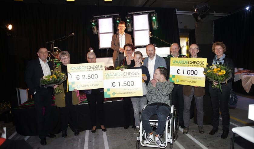 De winnaars met hun cheques.