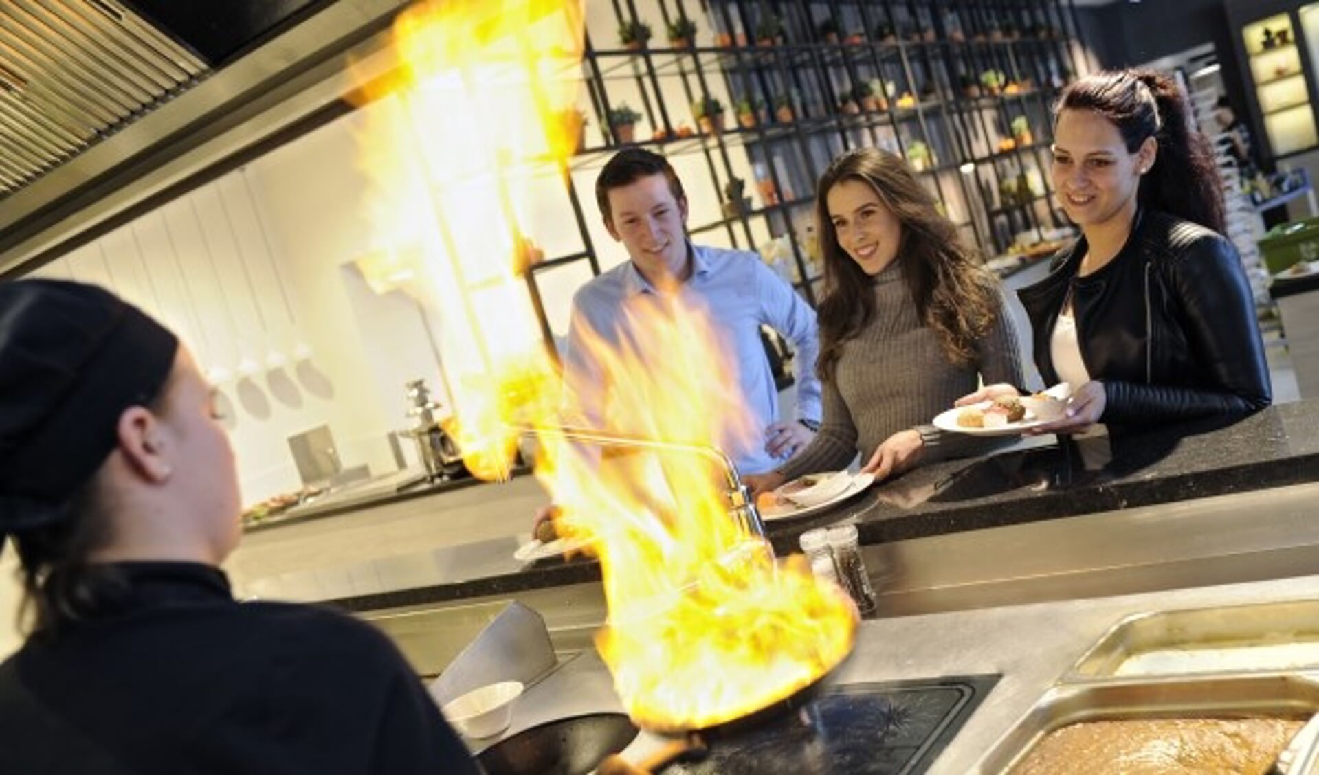 De FlipPas-prijzenpartner van januari is Van der Valk Hotel Tiel. Spaar met de FlipPas en maak kans op een cadeaubon 'Live Cooking Dinner voor 14 personen' ter waarde van 525 euro. (Foto: Janet Kooren)