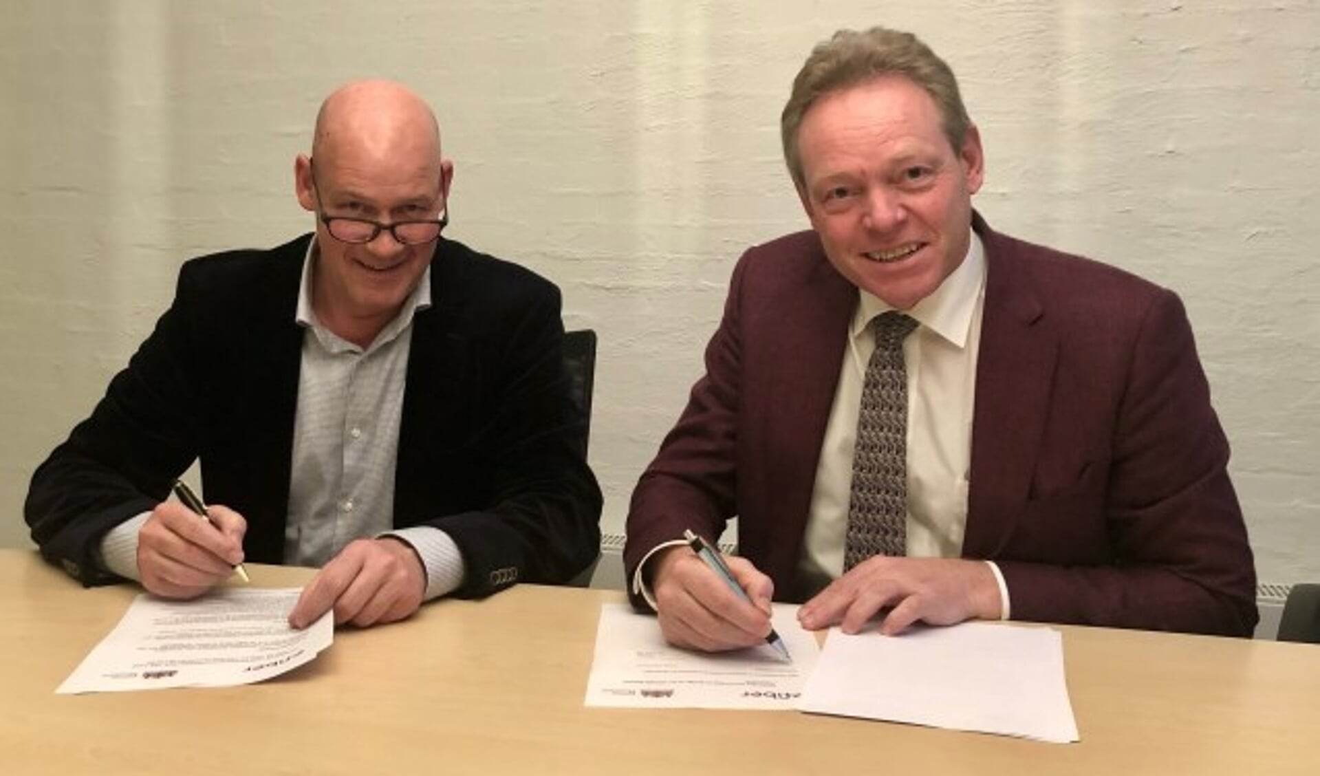 Eric Vos van E-Fiber (links) en wethouder Ivo ten Hagen van Montfoort ondertekenen de samenwerkingsovereenkomst. 