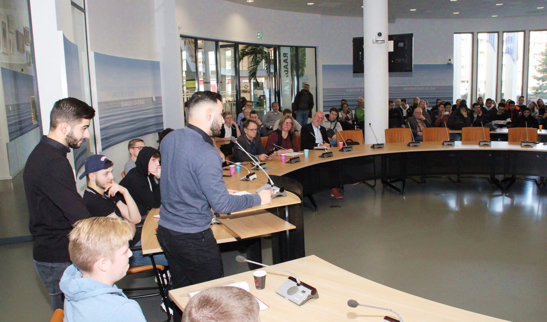 • Enkele jongeren tijdens hun presentatie in het Papendrechtse gemeentehuis.