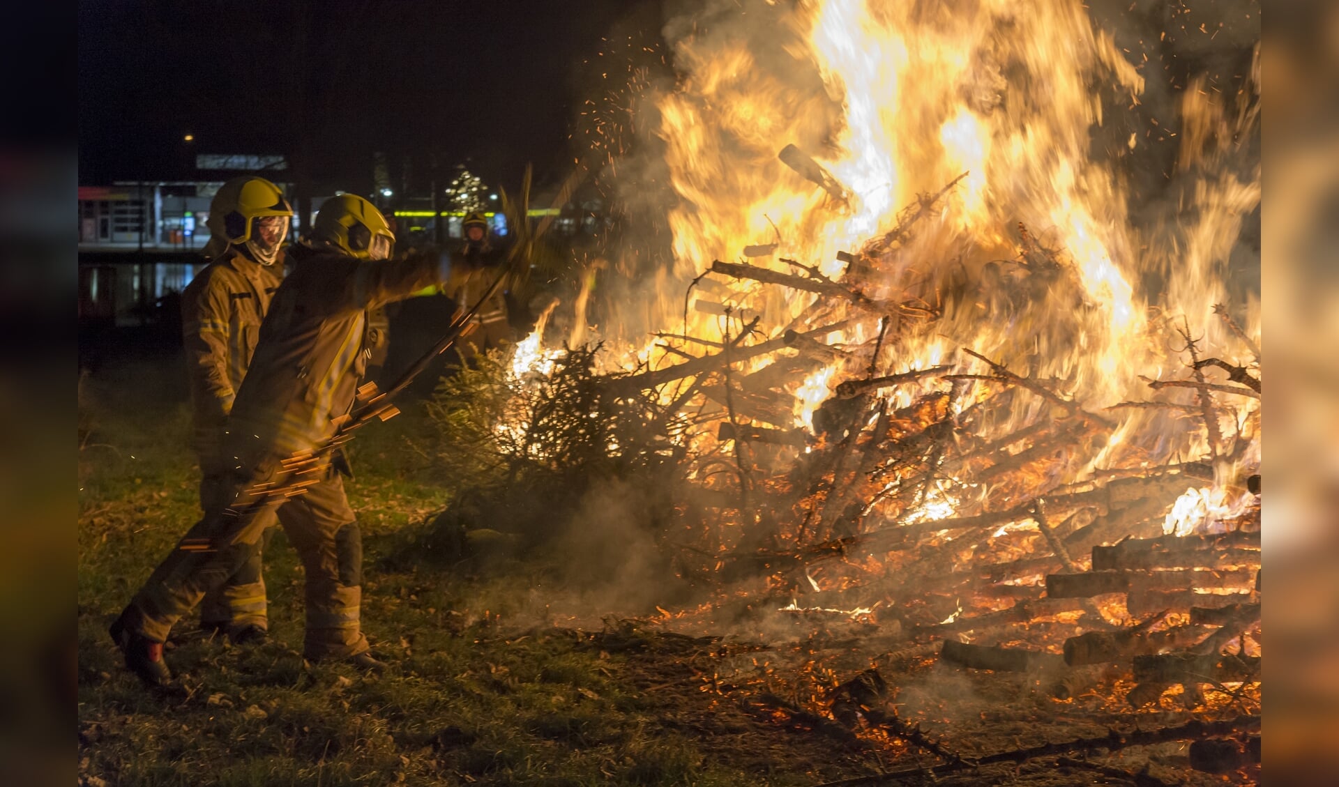 • Op het Zwaneneiland in Krimpen aan den IJssel gingen woensdagavond weer vele honderden kerstbomen in vlammen op. 