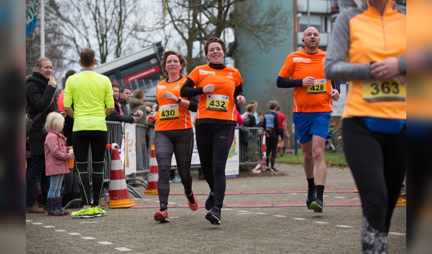 500 lopers bij de Betuwse Oliebollenrun 2018 in Tiel