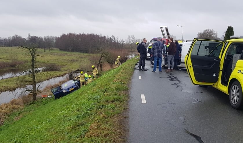 • Een van de voertuigen kwam onderaan de dijk terecht.