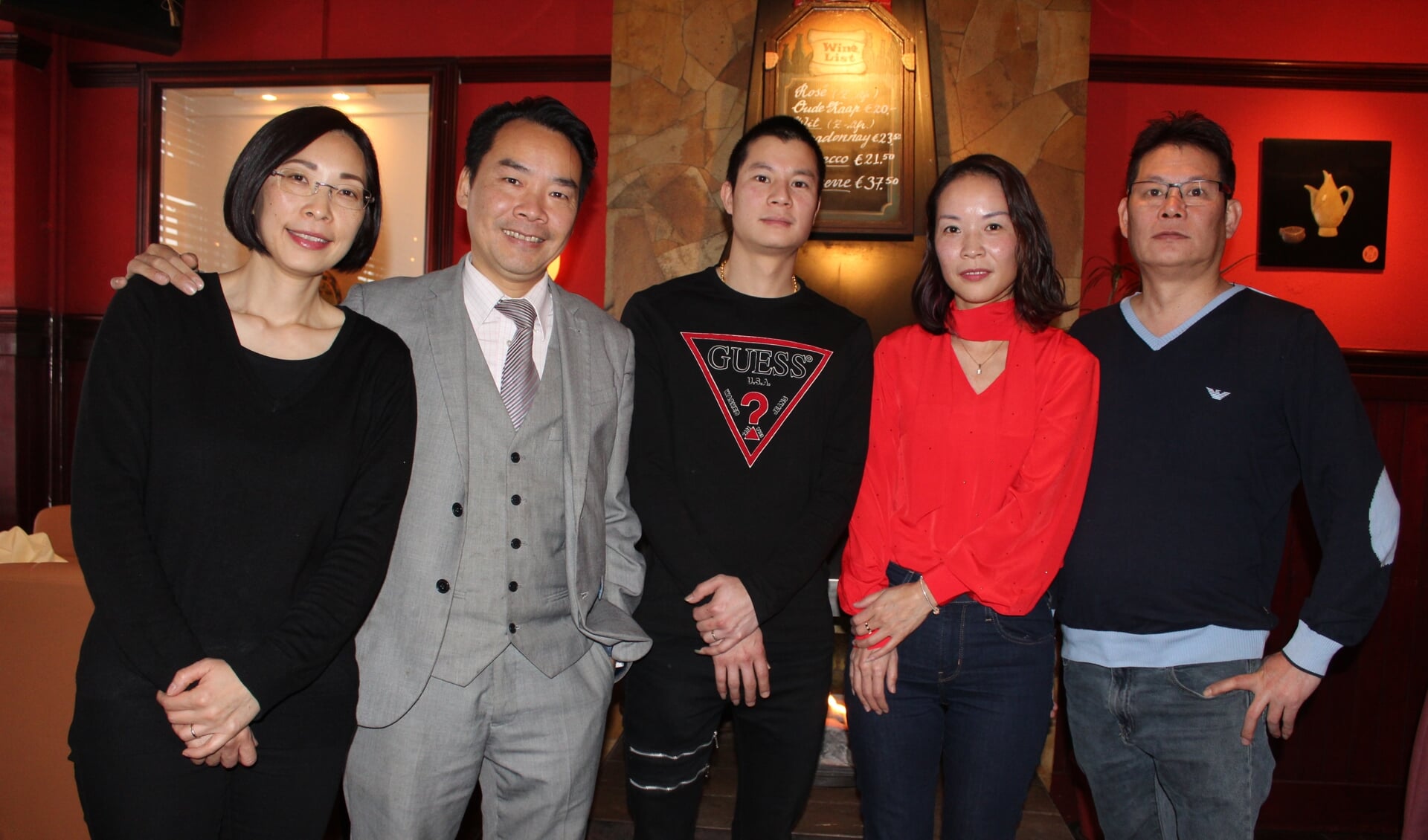 • Alai en Barry Lai (links op de foto) hebben hun restaurant verkocht aan de familie Chen.