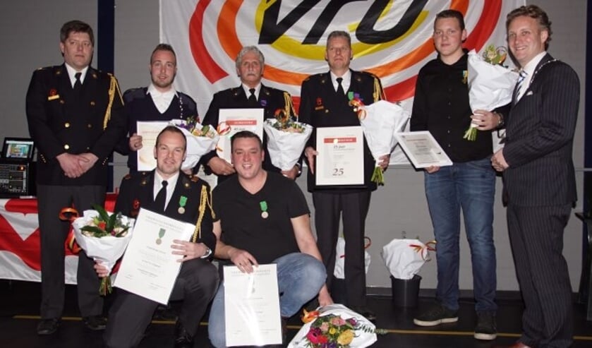 Achterste rij: Postcomandant Jurjen Zeinstra, Joris Miltenburg, Rob Geurts, Peter Oosterlaken, Joep Benschop en burgemeester Pieter Verhoeve. Voorste rij: Patrick Palsgraaf en Bob Hoffland.