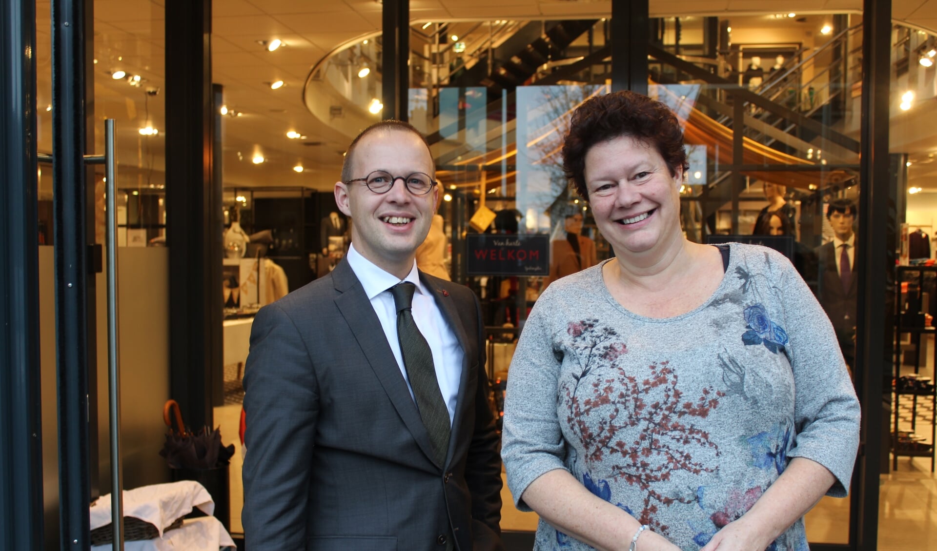• Teunis Speksnijder en Arjenne Timmer voor de winkel, waarin per 4 maart 'Café en Suite' is te vinden.