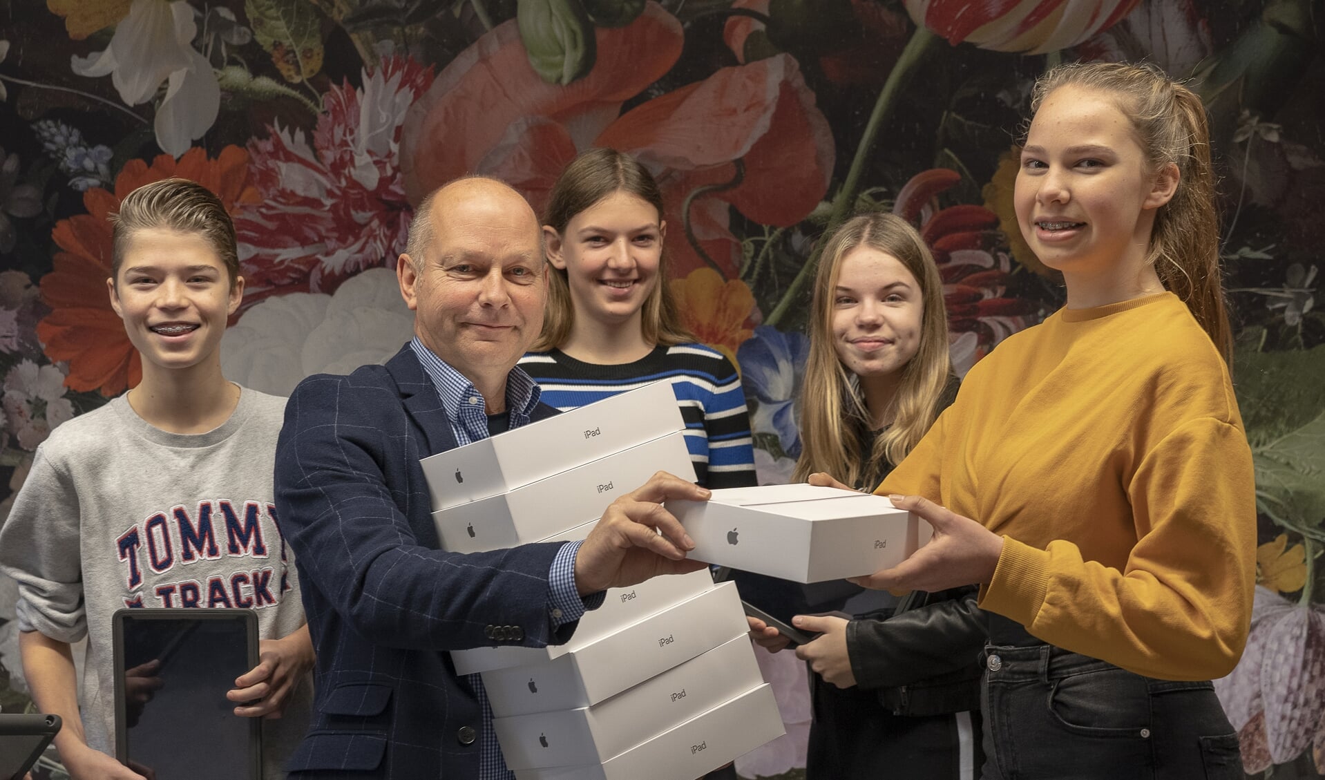 • Directeur Ronald van der Vlies van De Lingeborgh heeft de eerste iPads uitgereikt.