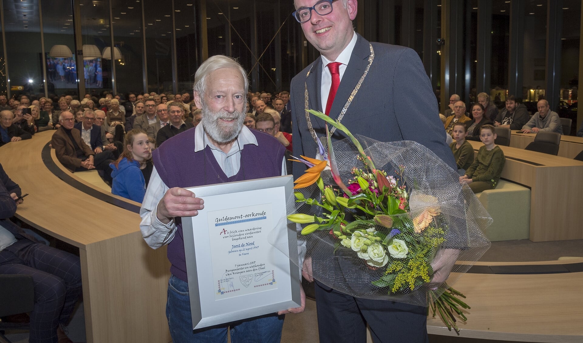 • Jos de Nood kreeg uit handen van burgemeester Martijn Vroom de Guldemont-oorkonde 2018 uitgereikt.