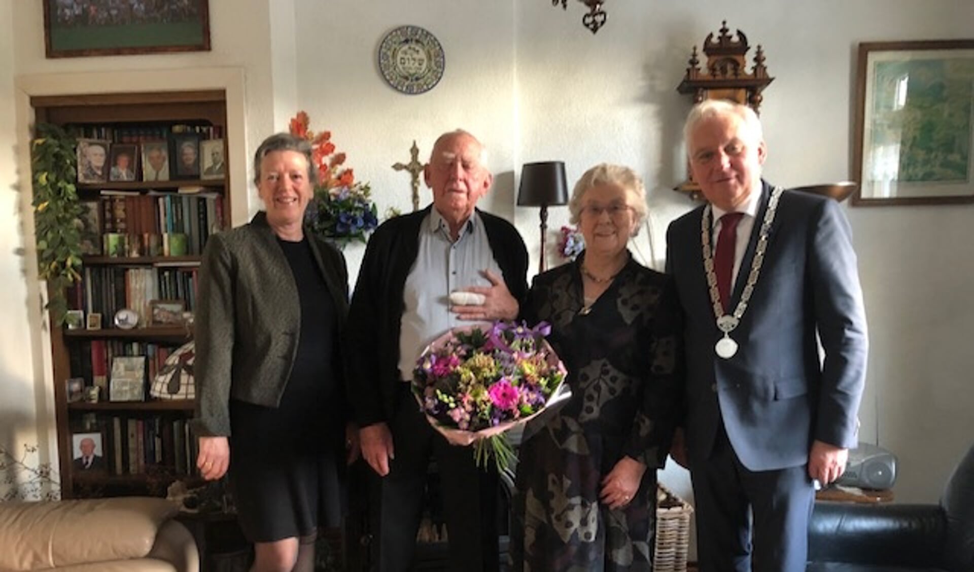 • Echtpaar Rietveld met burgemeester Van der Borg en zijn vrouw.