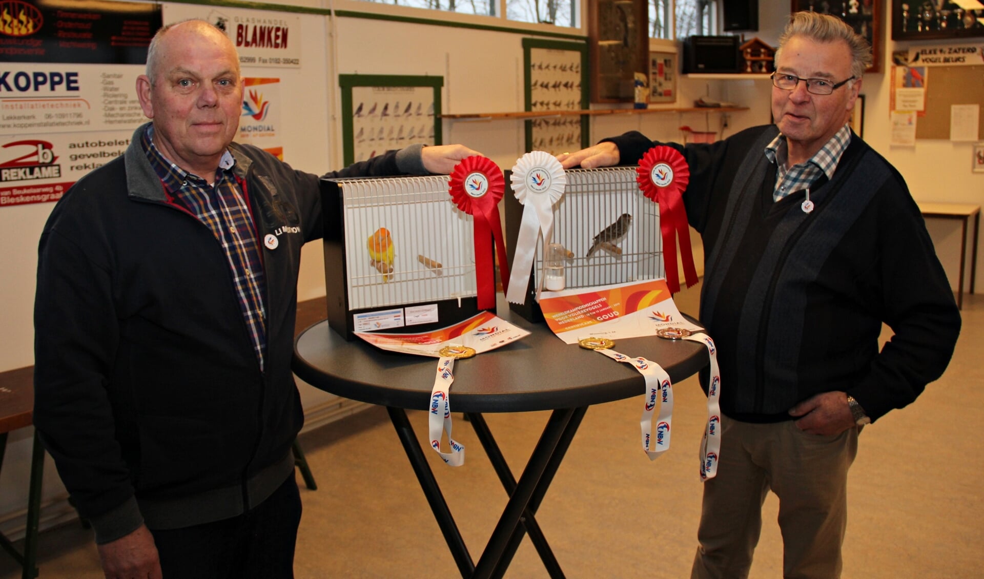 • Kees van Zwienen en Leo Wooning met hun kampioensvogels.